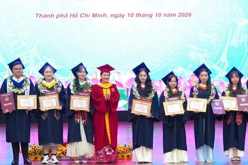 Học viện Cán bộ TPHCM trao bằng tốt nghiệp cho 437 tân cử nhân