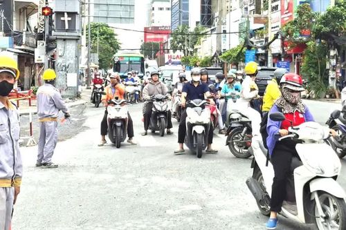 Ngày đầu phân luồng phục vụ thi công Metro số 2: Nhiều người đi ngược chiều, có nơi ùn ứ