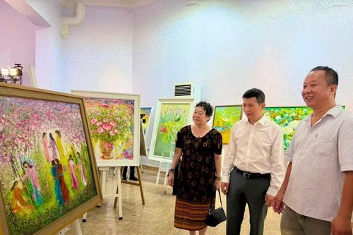 Triển lãm 'Hà Nội 12 mùa hoa' mừng Ngày Giải phóng Thủ đô