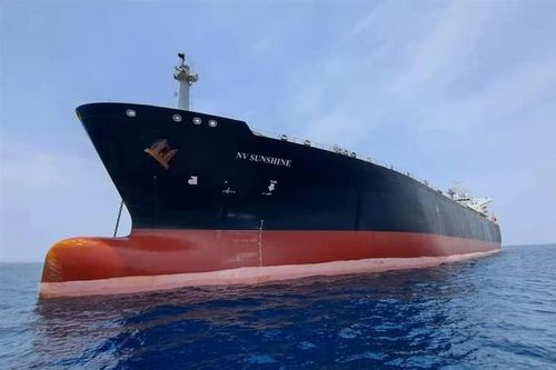Iran tấn công một tàu chở khí dầu mỏ hóa lỏng ở eo biển Hormuz, gây đám cháy lớn