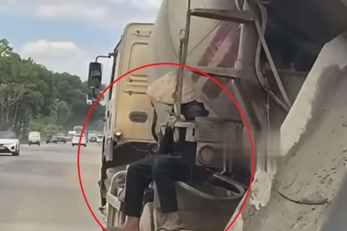 Tài xế bị phạt 28 triệu đồng vì để người đu bám trên xe bồn, biển số bị che lấp