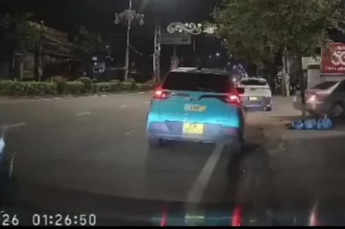 Cãi nhau với bạn gái, người đàn ông lao xe ra đường gây tai nạn