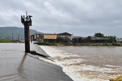 Mưa lớn tại Quảng Trị: Một phụ nữ bị nước cuốn mất tích, nhiều thôn bản chia cắt