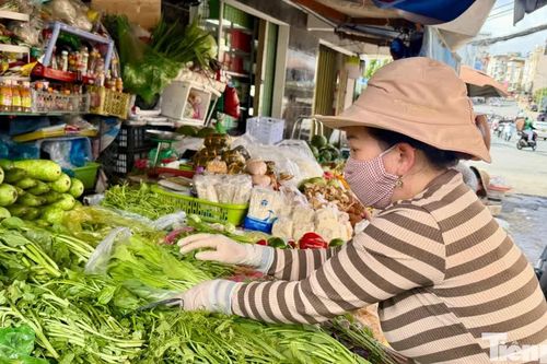 'Bỏng tay' với giá rau sau mưa ngập