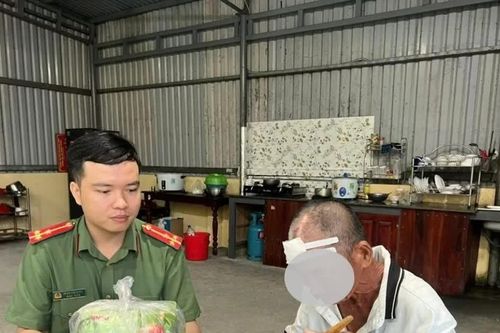 Người đàn ông đi lạc gần 800 km được công an hỗ trợ về nhà