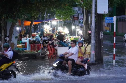 Đường phố trung tâm Đồng Nai ngập nặng do triều cường