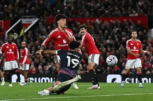 Hàng thủ mắc sai lầm, MU 'tặng' điểm cho Tottenham