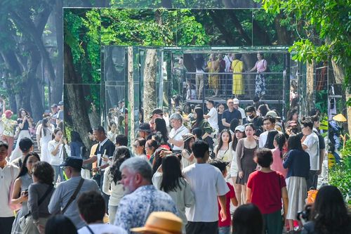 Người Hà Nội đổ về trải nghiệm cầu cạn, 'đường hầm thị giác' bên hồ Hoàn Kiếm