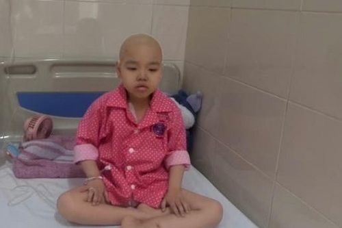 Mẹ khuyết tật cần 300 triệu đồng để giữ chân cho con gái 6 tuổi