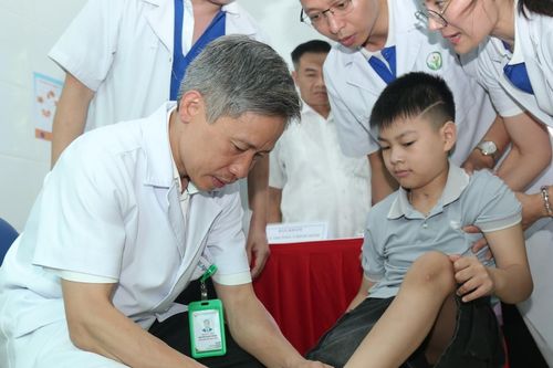 Lời hẹn thần tốc của chuyên gia phẫu thuật hiện thực hóa giấc mơ cho cậu bé Hà Nội
