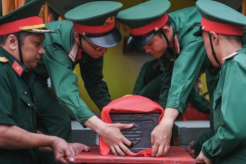 Trang nghiêm sơ duyệt lễ truy điệu hài cốt liệt sĩ tại công viên Lê Thị Riêng
