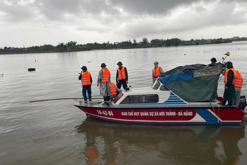 Bị sét đánh khi đi đánh cá cùng vợ, người đàn ông rơi xuống sông mất tích