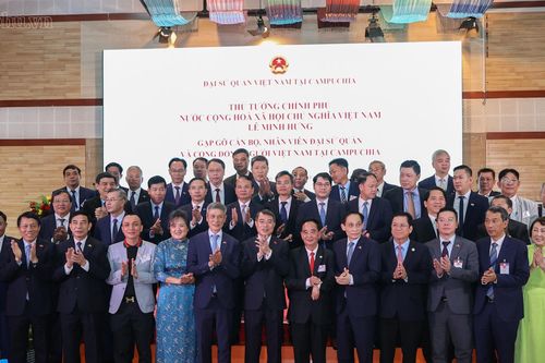 Thủ tướng gặp cộng đồng và các cơ quan đại diện Việt Nam tại Campuchia