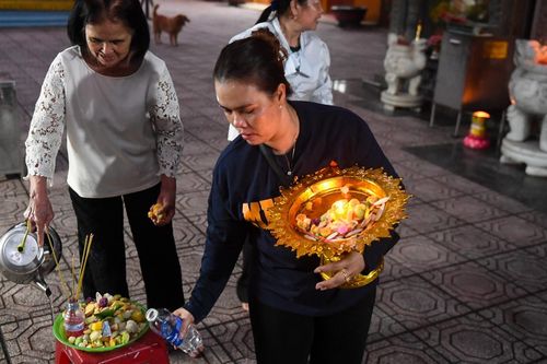 Người dân dâng cơm vắt từ sáng sớm mùa lễ Sene Dolta tại chùa Khmer TPHCM