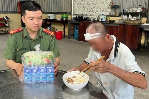 Người đàn ông từ Đồng Nai đi lạc gần 800km ra Đà Nẵng, được công an giúp về nhà