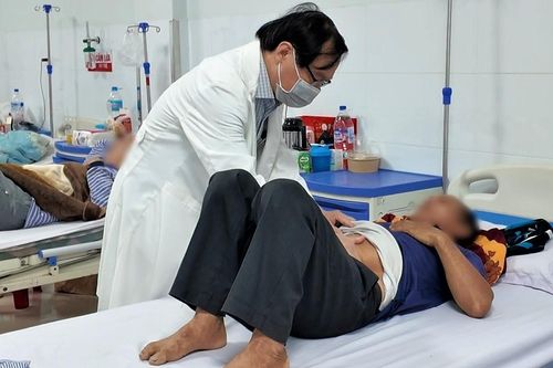 18 người nhập viện nghi ngộ độc sau khi ăn bánh mì