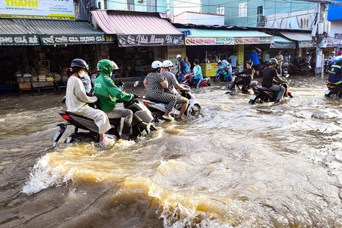 Nắng trên trời, nước ngập dưới đường ở TPHCM