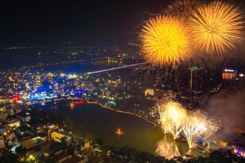 Mãn nhãn với màn pháo hoa lộng lẫy mừng 72 năm Giải phóng Thủ đô
