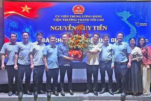 Viện trưởng Nguyễn Huy Tiến chúc mừng Cục Thống kê tội phạm và chuyển đổi số nhân Ngày Chuyển đổi số quốc gia 10/10