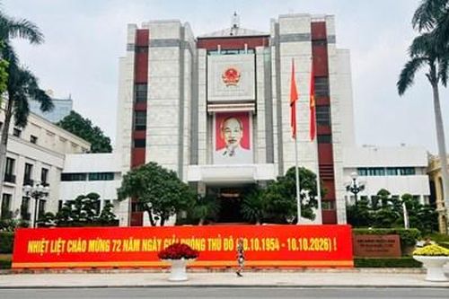 Hà Nội rực rỡ cờ hoa, người dân hân hoan chào mừng Ngày Giải phóng Thủ đô