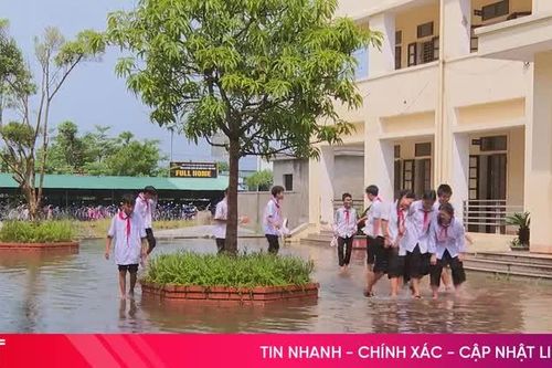 Mương thoát nước nhỏ hẹp, sân trường thường xuyên ngập úng