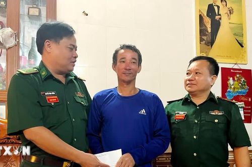 Quảng Trị: Thuyền trưởng tàu cá gặp nạn tại Cửa Gianh đã về nhà an toàn