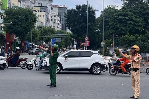 Người dân còn bỡ ngỡ trong ngày đầu phân luồng giao thông