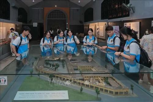 Di tích Nhà tù Hỏa Lò hút khách trong và ngoài nước