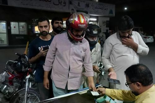 Giá nhiên liệu tăng vì chiến sự, Pakistan trợ giá 10 triệu người nghèo