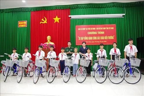 Tặng xe đạp cho học sinh khu vực biên giới