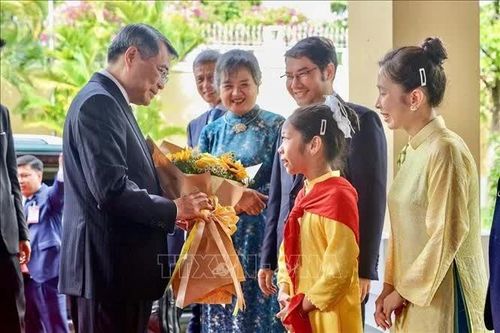 Thủ tướng Lê Minh Hưng gặp cộng đồng người Việt, các cơ quan đại diện tại Campuchia