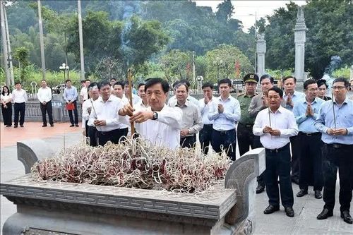 Trưởng Ban Tổ chức Trung ương Nguyễn Duy Ngọc dâng hương tại Tân Trào