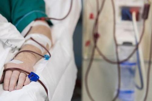 Bé trai 14 tuổi tử vong vì thường xuyên uống loại nước 'nhiều người mê' thay nước lọc