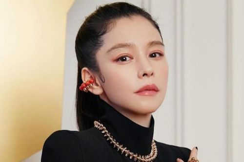 Nữ nghệ sĩ nổi tiếng hé lộ những vết sẹo che giấu suốt 2 thập kỷ