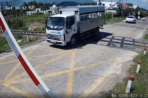 Vượt đường sắt khi đèn đỏ, tài xế bị phạt 19 triệu đồng
