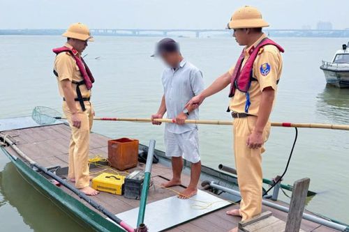 Phát hiện người đàn ông dùng kích điện đánh cá trái phép trên sông Hồng