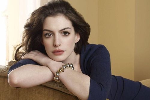 Phim 18+ của Anne Hathaway gây sốt phòng vé