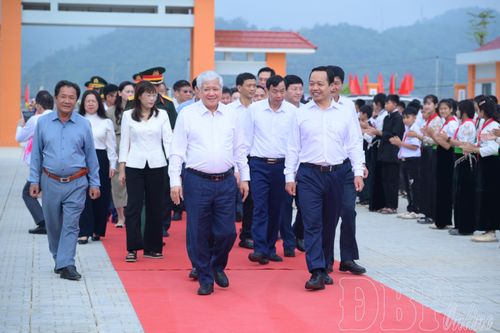 Phó Chủ tịch Thường trực Quốc hội Đỗ Văn Chiến thăm Trường PTNT Tiểu học - THCS Sam Mứn