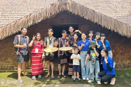 Những người trẻ giữ hồn quê bằng du lịch