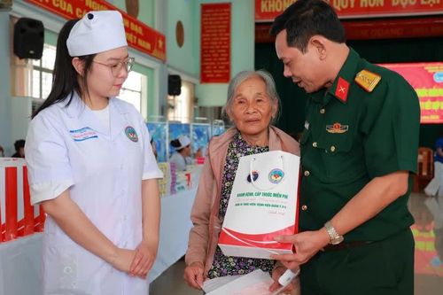 Khám bệnh, cấp phát thuốc miễn phí cho 400 người dân xã Chư Prông