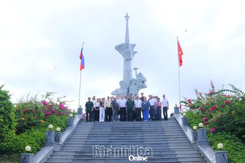Đoàn đại biểu Hội hữu nghị với Việt Nam tại tỉnh Primorye viếng Tượng đài hữu nghị Việt - Nga và Khu tưởng niệm chiến sĩ Gạc Ma
