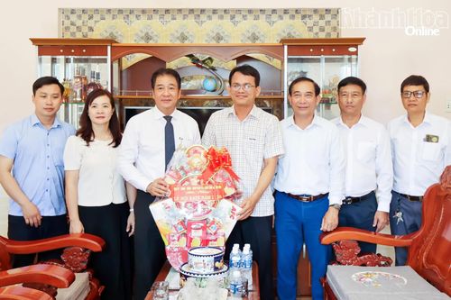 Phó Chủ tịch Thường trực UBND tỉnh Khánh Hòa Nguyễn Long Biên thăm, chúc mừng các cá nhân tiêu biểu nhân dịp Lễ hội Katê