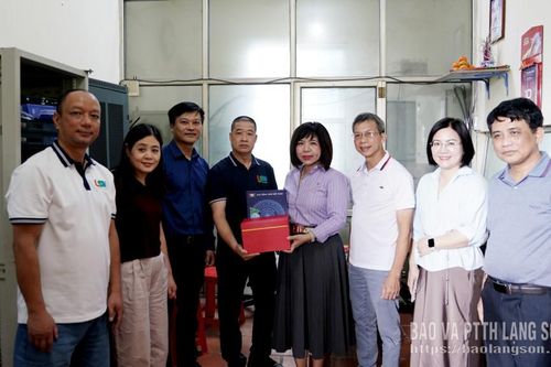 Thăm, tặng quà cán bộ Trạm Phát sóng phát thanh FM 10KW núi Mẫu Sơn