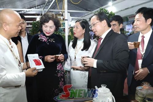 Phó Chủ tịch Quốc hội tham quan hội chợ tại Lễ hội Cà phê Sơn La lần thứ hai năm 2026