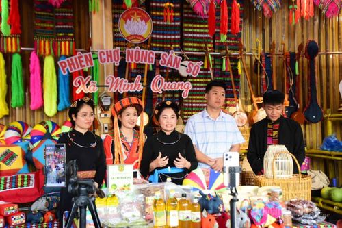 Xã Minh Quang công bố Mô hình 'Chợ phiên - Chợ số'