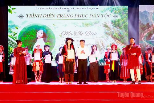 Xã Trung Hà tổ chức chương trình nghệ thuật 'Sắc màu Trung Hà'