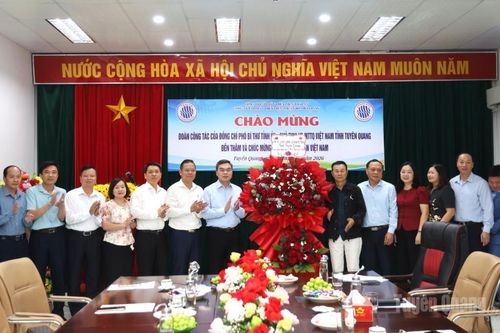 Phó Bí thư Tỉnh ủy, Chủ tịch Ủy ban MTTQ Việt Nam tỉnh Ma Thế Hồng thăm, chúc mừng các doanh nghiệp tiêu biểu nhân Ngày Doanh nhân Việt Nam