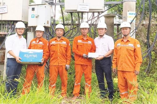 Người thợ điện luôn nhận phần việc khó