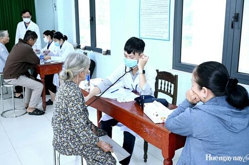 Khám bệnh, cấp thuốc miễn phí cho 350 người dân phường Kim Trà