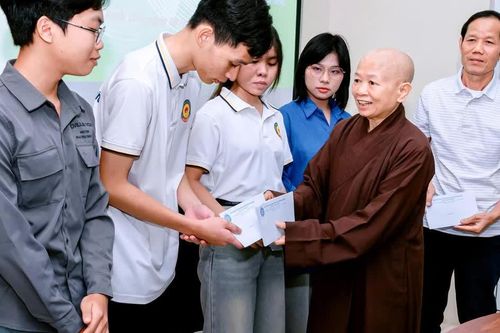 Thanh Hóa: Chùa Tăng Phúc và Trào Âm trao học bổng tiếp sức đến trường cho sinh viên vượt khó